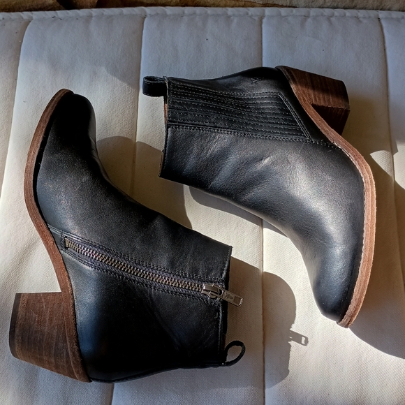Frye Black Leather Ankle Boots_6.5 - Picture 10 of 11